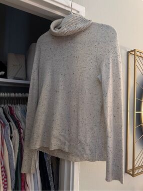 Bloomingdale’s Aqua Cashmere Turtleneck Sweater in Ash Nep